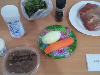 Шаг 1: Подготовьте ингредиенты: мясо телятины, соль, лавровый лист, перец горький горошком, сметана нежирная, лук, морковь, приправа натуральная к мясу.