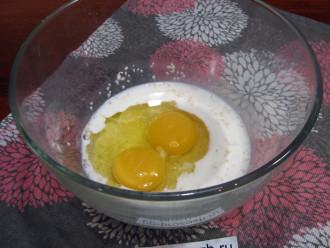Шаг 3: Добавьте 2 яйца в тесто и перемешайте.