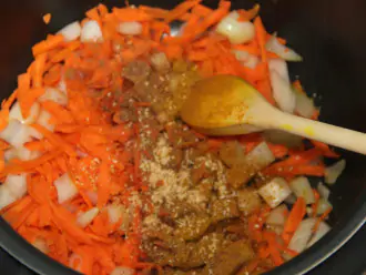 Шаг 4: Обжарьте лук, морковь и специи 7-10 минут в мультиварке на режиме"Жарка".