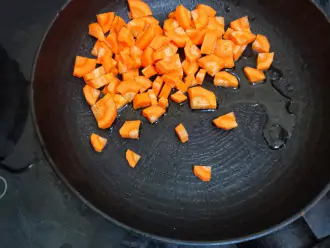 Шаг 3: Добавьте масло в сковороду. Почистите и нарежьте морковь, добавьте к маслу.