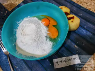 Шаг 2: Соедините яйца с мукой и разрыхлителем.