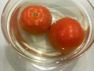 Шаг 3: Опустите в кипяток помидоры, подержите их минуту, достаньте и снимите кожицу. Нарежьте помидоры.
