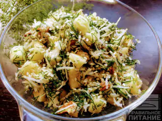 Шаг 6: Готовый салат можно посыпать кунжутными или льняными семенами.