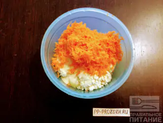 Шаг 4: Морковь помойте, очистите от кожуры и натрите на мелкой терке. Высыпьте к остальным ингредиентам. Добавьте одну столовую ложку кленового сиропа.