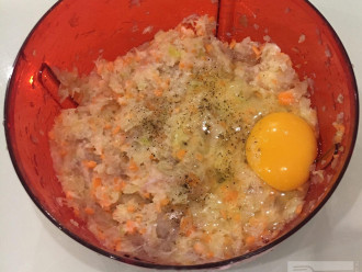 Шаг 6: Добавьте яйцо, соль и перец по вкусу и размешайте.