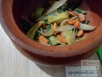 Шаг 8: На дно глиняного горшочка положите половину поджаренных овощей и фасоль.