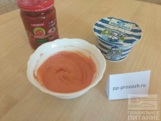 Шаг 3: Смешайте сметану и томатную пасту.