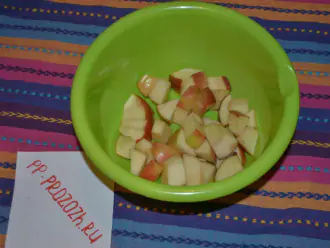Шаг 6: Удалите сердцевину у яблок и нарежьте их небольшими кубиками.