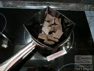 Шаг 3: Шоколад поломайте кусочками или сразу приготовьте глазурь самостоятельно. Глазурь можно сделать из какао-масла и какао-порошка или по этому рецепту: https://pp-prozozh.ru/shokoladnaja-pp-glazur-iz-kakao.html