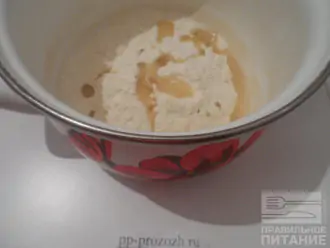 Шаг 4: В небольшой кастрюльке  соедините муку, растительное масло и соль. Затем медленно влейте кипяток, при этом все время мешайте тесто, чтобы не образовались комочки. 