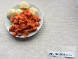 Шаг 2: Нарежьте на кусочки морковь и яблоко.