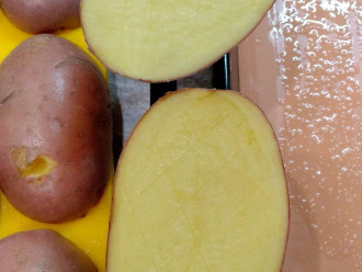 Шаг 6: На срезе картофелин сделайте ножом насечки.