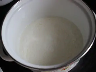 Шаг 3: Поставьте йогурт на плиту и нагрейте до температуры +90℃, до образования хлопьев. Не кипятите!