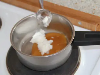 Шаг 2: Растопите мёд и кокосовое масло на среднем огне в кастрюльке.