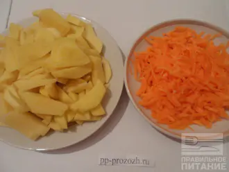 Шаг 2: Картофель нарежьте средними кусочками. Натрите на терке морковь. 