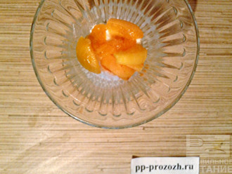 Шаг 4: Выложите в креманку творог, затем абрикосы.