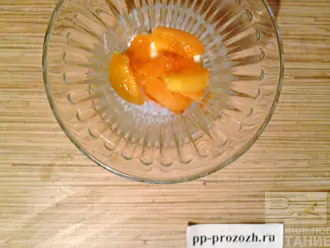 Шаг 4: Выложите в креманку творог, затем абрикосы.