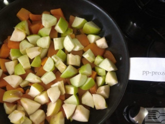 Шаг 5: Выложите на тыкву яблоки и накройте крышкой, чтобы яблоки пропарилось. Не перемешивайте, чтобы не превратить эту смесь в кашу.