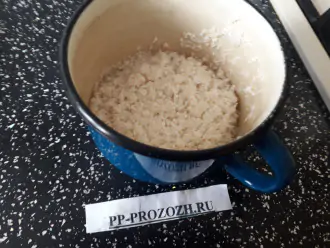 Шаг 3: Хорошо промойте рис и положите его в кипящую воду. Варите рис в течение 10-15 минут и откиньте на дуршлаг.