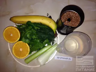 Шаг 1: Подготовьте банан, апельсин, сельдерей семена льна, воду, зелень хорошо промойте.
