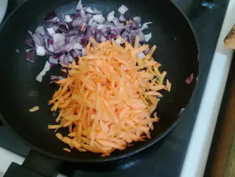 Шаг 3: Нарежьте лук мелко, натрите морковь. В сковороду а/п добавьте масло и овощи. Обжаривайте.