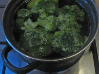 Шаг 2: Отварите брокколи в подсоленной воде. 