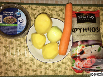 Шаг 1: Курицу помойте, снимите кожу, залейте водой и поставьте вариться, снимая по ходу приготовления пену шумовкой. Пока бульон закипает подготовьте овощи: картофель, морковь и лук.