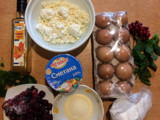 Шаг 1: Для приготовления торта возьмите: творог, сметану, яйца, манную крупу, ягоды, кленовый сироп, кокосовую стружку.