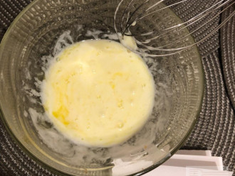 Шаг 3: Яйца и кефир взбейте блендером, добавьте соду. Сюда же можно добавить подсластитель (мед, кленовый сироп) по вкусу.