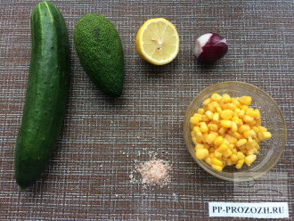 Шаг 1: Приготовьте ингредиенты. Вымойте овощи и авокадо, очистите лук. Слейте жидкость из банки с консервированной кукурузой.