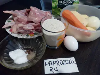 Шаг 1: Подготовьте ингредиенты. С курицы снимите кожу. Овощи почистите.