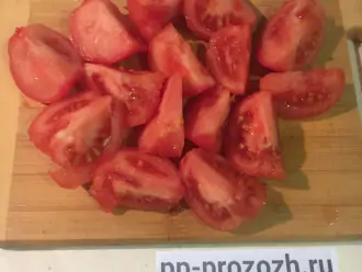 Шаг 6: Ошпарьте помидоры и снимите с них кожицу. Нарежьте их на четыре части.