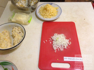 Шаг 4: Натрите на крупной терке сыр. Порежьте мелко лук. 
