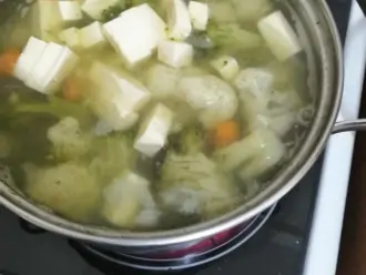 Шаг 11: Когда овощи в супе станут мягкими, добавьте сыр и дайте ему расплавиться.
