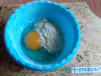 Шаг 6: В это время приготовьте заварной крем. Поставьте воду со стевией на огонь, доведите до кипения. В это время смешайте яйцо с мукой.