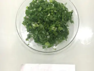 Шаг 4: Нарежьте зелень и лук.