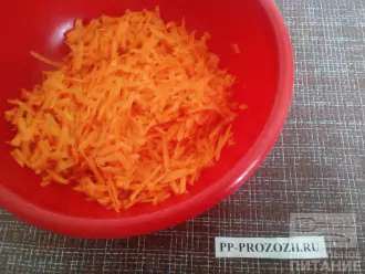 Шаг 2: Натрите морковь на крупной терке.
