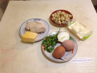 Шаг 1: Приготовьте продукты по списку ингредиентов. Предварительно отварите куриное филе в слегка подсоленной воде. Также отварите яйца вкрутую.