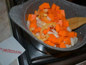 Шаг 3: Поместите овощи в посуду с толстым дном, добавьте 10 мл воды. Тушите овощи 
 под крышкой на медленном огне примерно 5-7 минут.