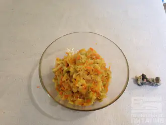 Шаг 6: Выложите готовую капусту в салатницу. 