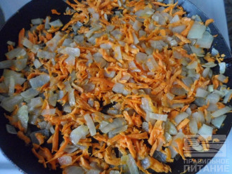 Шаг 6: На сковороде слегка обжарьте лук и морковь. Посолите. 