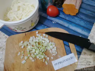 Шаг 2: Нарежьте капусту, положите ее в глубокую миску. Мелко нарежьте сельдерей и добавьте к капусте.