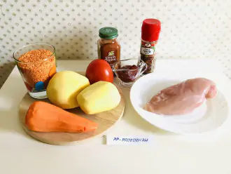 Шаг 1: Подготовьте ингредиенты: красную чечевицу, картофель, морковь, куриное филе, томатную пасту, помидор, специи и соль.