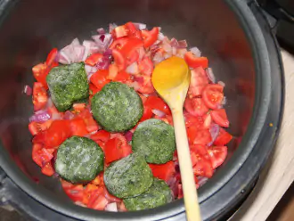 Шаг 5: Добавьте помидоры и шпинат в чашу мультиварки, закройте крышку и дайте потушиться 5-7 минут.