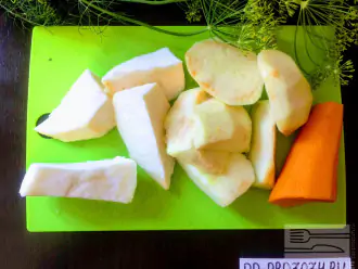 Шаг 2: Очистите от кожуры сельдерей, морковь и яблоко.