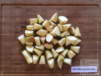 Шаг 2: Нарежьте яблоки и поставьте в разогретую духовку на 15 минут.