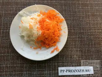 Шаг 2: Натрите на мелкой тёрке морковь и редьку.