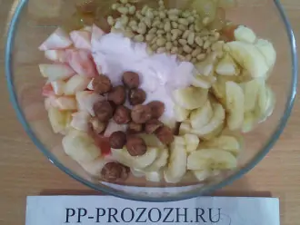 Шаг 5: Соедините фрукты, добавьте орехи и йогурт.
