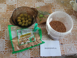 Шаг 1: Подготовьте ингредиенты: гречневую крупу, отруби, оливки и семена тыквы.