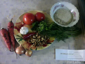 Шаг 1: Подготовьте продукты: рис, два средних помидора, пару луковиц, два зубчика чеснока, небольшую горсть грецких орехов, одну большую или пару маленьких морковок.  